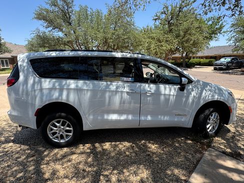 Used 2021 Chrysler Voyager Lxi FWD image 1