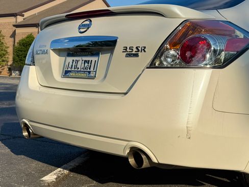 Used 2010 Nissan Altima 3.5 SR w/ Premium Pkg FWD image 9