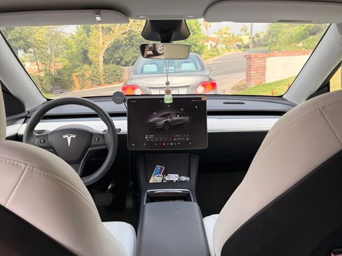 Used 2025 Tesla Model Y Long Range RWD image 8