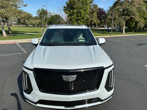 Used 2026 Cadillac Escalade Platinum Sport w/ LPO, ONYX Package AWD/4WD image 4