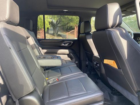 Used 2021 Chevrolet Suburban LT w/ LT Signature Package image 11