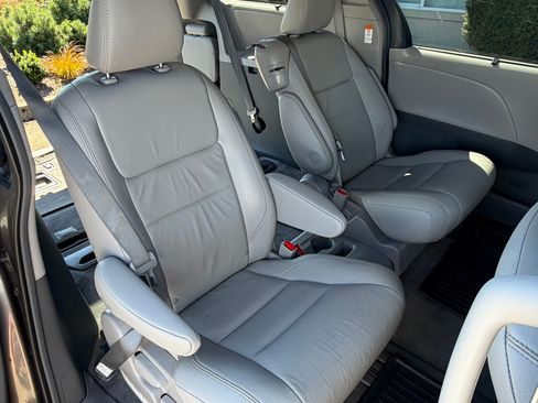 Used 2018 Toyota Sienna XLE Premium FWD image 10