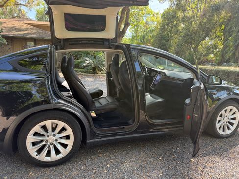 Used 2017 Tesla Model X 75D image 5