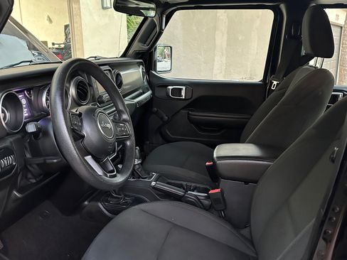 Used 2018 Jeep Wrangler Unlimited Sport image 12