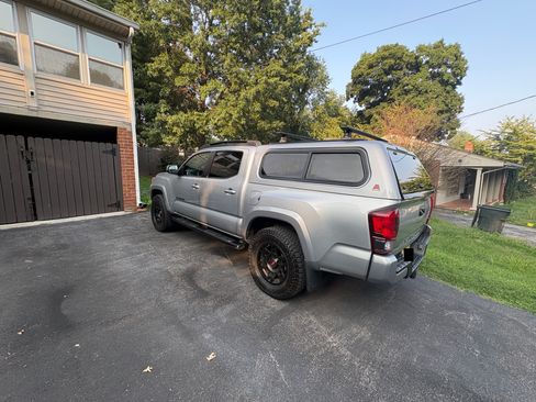 Used 2018 Toyota Tacoma TRD Sport AWD/4WD image 8