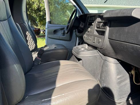 Used 2015 Chevrolet Express 2500 image 9
