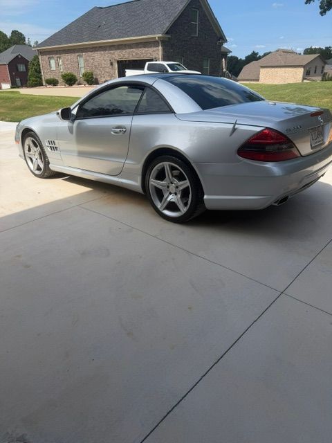 Used 2011 Mercedes-Benz SL 550 image 4