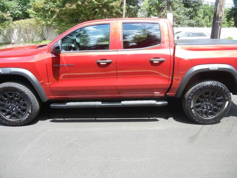 Used 2023 Chevrolet Colorado Trail Boss w/ Technology Package AWD/4WD image 9