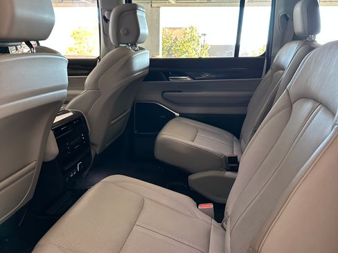 Used 2022 Jeep Wagoneer Series III w/ Premium Group I image 10