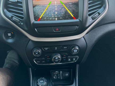 Used 2017 Jeep Cherokee Limited image 13