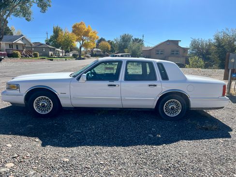 Used 1997 Lincoln Town Car Executive image 1