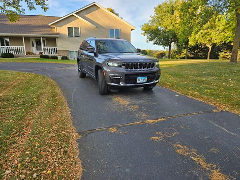 Used 2024 Jeep Grand Cherokee L Limited image 5