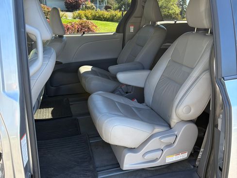 Used 2017 Toyota Sienna XLE Premium AWD/4WD image 8