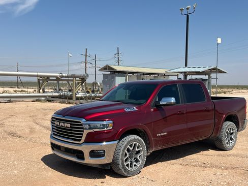 Used 2025 RAM 1500 Laramie AWD/4WD image 8