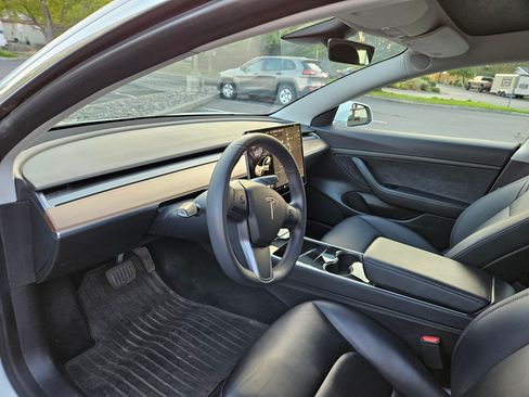 Used 2020 Tesla Model 3 Standard Range Plus image 9