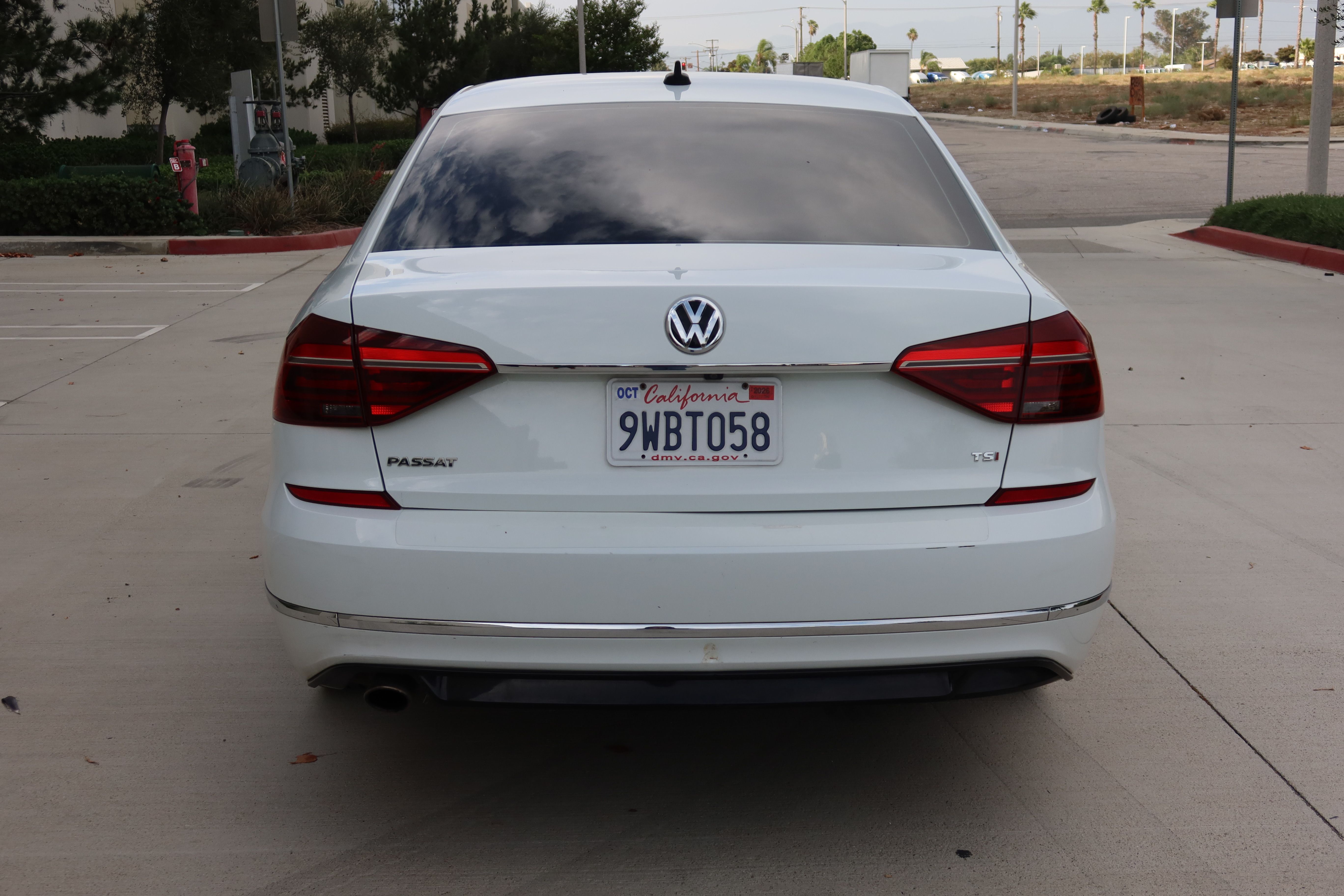 Used 2017 Volkswagen Passat 1.8T R-Line w/ R-Line Lighting Package FWD image 5
