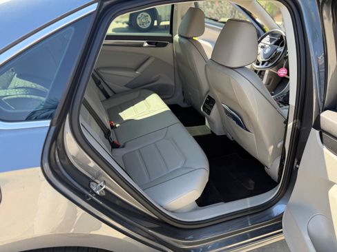 Used 2018 Volkswagen Passat 2.0T SE image 2