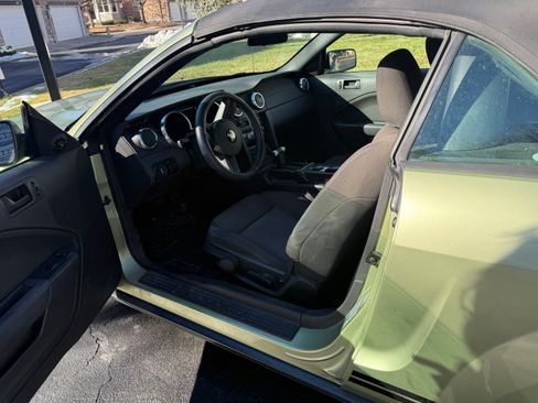 Used 2005 Ford Mustang Deluxe Convertible image 9