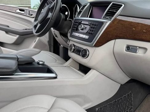 Used 2012 Mercedes-Benz ML 350 ML 350 4MATIC Sport Utility 4D image 9