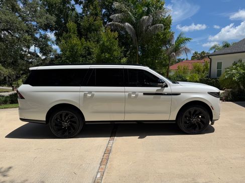 Used 2025 Lincoln Navigator L Reserve w/ Jet Appearance Package AWD/4WD image 4