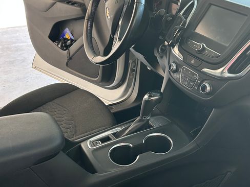 Used 2018 Chevrolet Equinox LT image 10