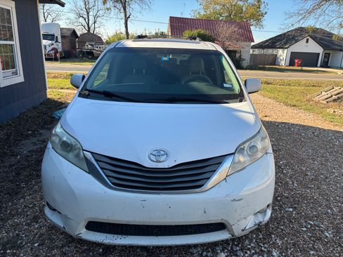 Used 2011 Toyota Sienna Limited image 2