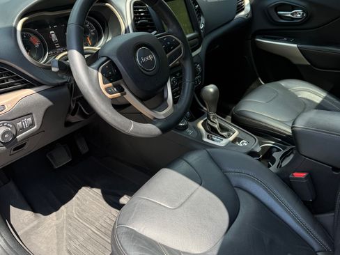 Used 2017 Jeep Cherokee Limited AWD/4WD image 8