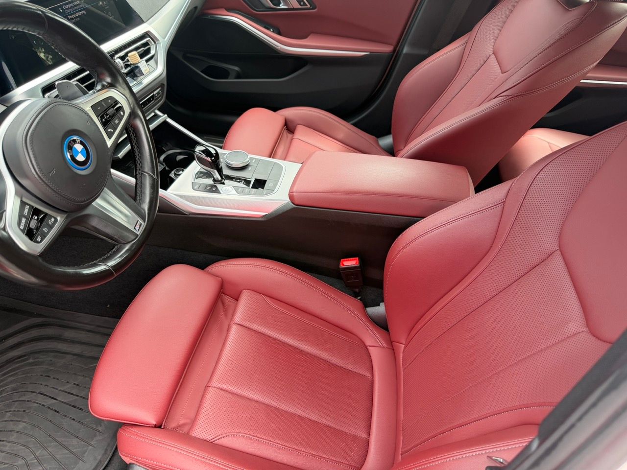Used 2022 BMW 330e w/ M Sport Package RWD image 5