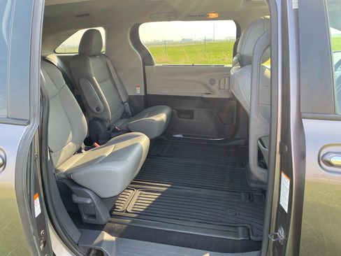 Used 2021 Toyota Sienna XLE FWD image 19