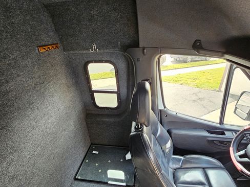 Used 2019 Freightliner Sprinter 3500 image 11