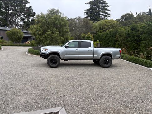 Used 2022 Toyota Tacoma SR5 AWD/4WD image 2