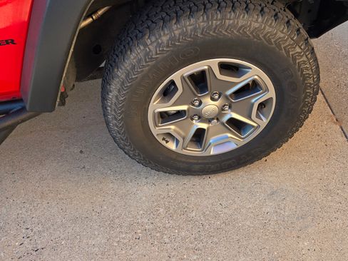 Used 2015 Jeep Wrangler Rubicon w/ Power Convenience Group image 9