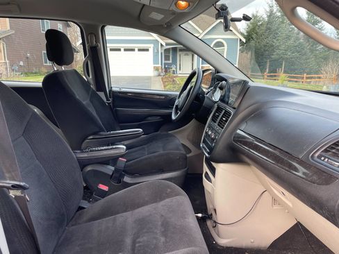 Used 2016 Dodge Grand Caravan image 9