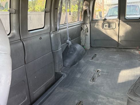 Used 2002 GMC Savana 2500 Passenger image 31