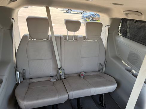 Used 2015 Kia Sedona LX w/ LX Convenience Package FWD image 9