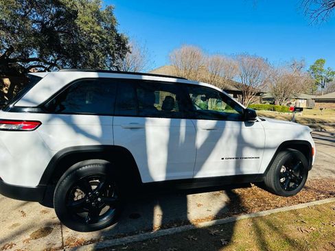 Used 2023 Jeep Grand Cherokee Limited w/ Black Appearance Package image 16