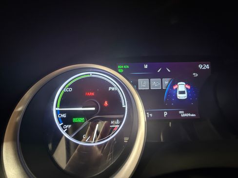 Used 2021 Toyota Camry XLE w/ Navigation Upgrade Package image 24