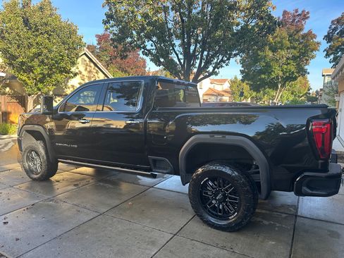 Used 2022 GMC Sierra 3500 Denali w/ Denali Black Diamond Edition image 4