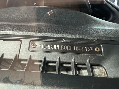 Used 2012 Jeep Wrangler Unlimited Sahara w/ Connectivity Group AWD/4WD image 9