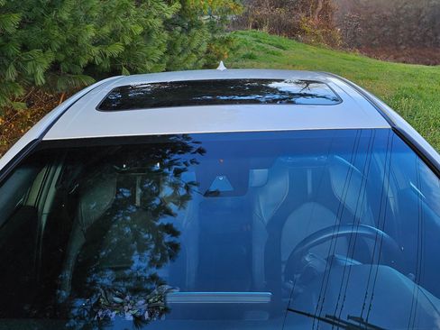 Used 2019 Toyota Avalon Touring image 2