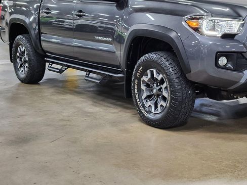 Used 2019 Toyota Tacoma TRD Off-Road image 11