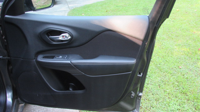 Used 2015 Jeep Cherokee Latitude FWD image 19