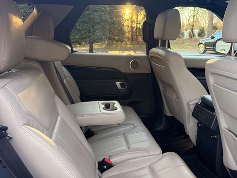 Used 2018 Land Rover Discovery SE image 20