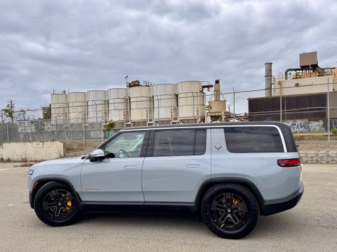 Used 2023 Rivian R1S Adventure AWD/4WD image 2