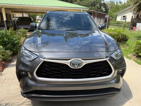 Used 2020 Toyota Highlander XLE AWD/4WD image 4