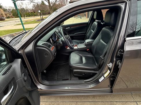 Used 2014 Chrysler 300 AWD w/ Driver Convenience Group image 11
