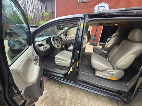 Used 2014 Toyota Sienna XLE image 6