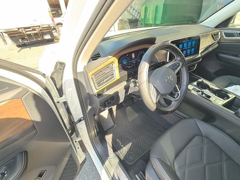 Used 2025 Volkswagen Atlas SE w/ Panoramic Sunroof Package FWD image 11