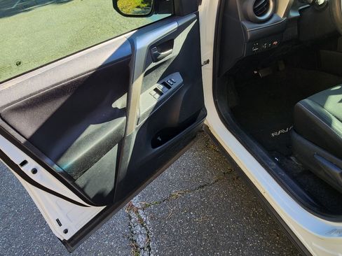 Used 2013 Toyota RAV4 XLE image 9