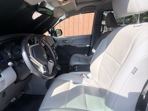 Used 2020 Toyota Sienna XLE Premium FWD image 17